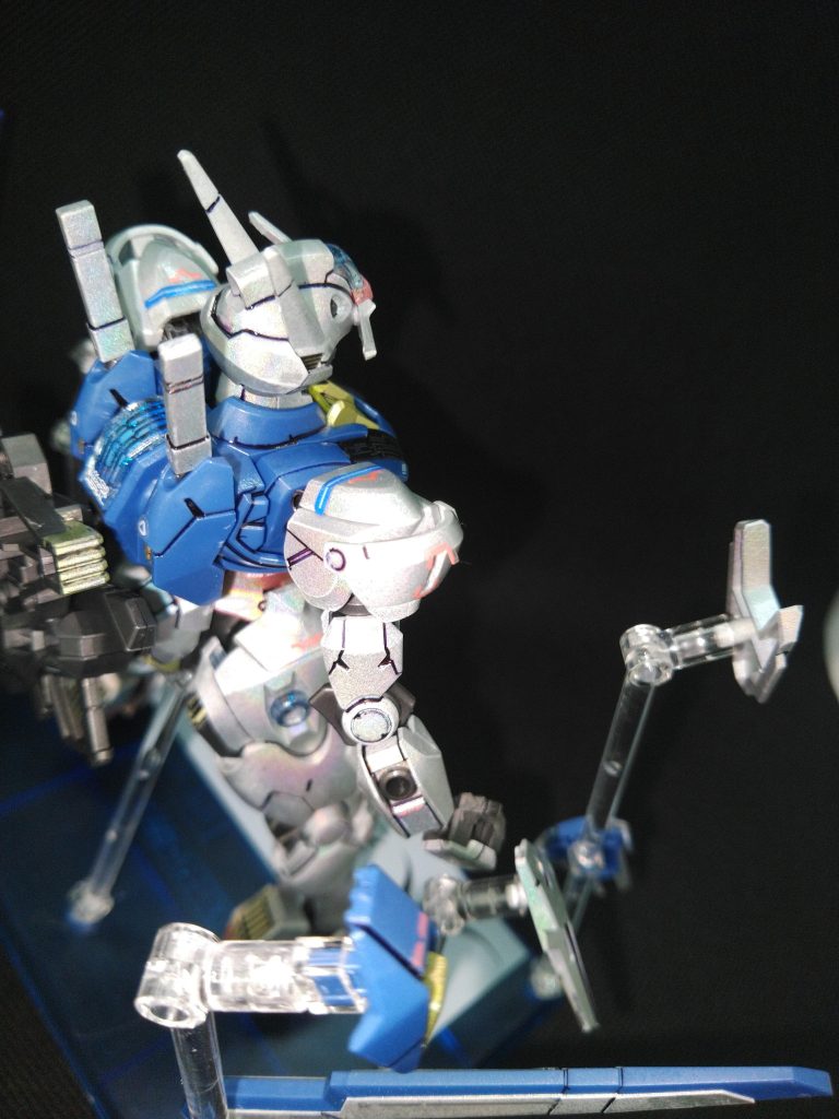 肩のラインシールは捲れる未来が見えるので100均レジンでコーティングしてます。シェルユニットのクリアカバーにラメが入ってるので綺麗に反射します。インモールド整形の胸部青シェルユニットもラメ入れてくれれば良かったのに・・・(・ω・`*)
