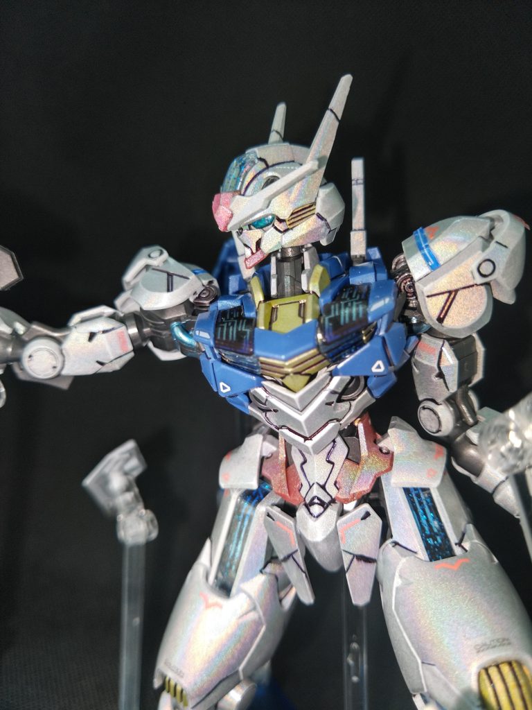 カメラアイは表面にシールを貼るようになっているのですがラメ入りクリアパーツを潰すのは勿体無い❗という貧乏性によりパーツ裏にシルバーを塗って仕上げてます( ̄¬ ̄)