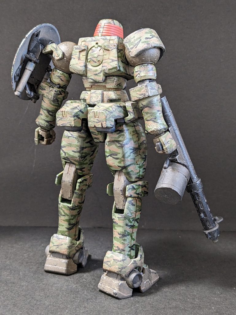 【背面】つくづく全体的に兵器として無駄のないデザインだなと思います。マガジンも珍しい形状をしていますが、他のMSでも採用して欲しい。
