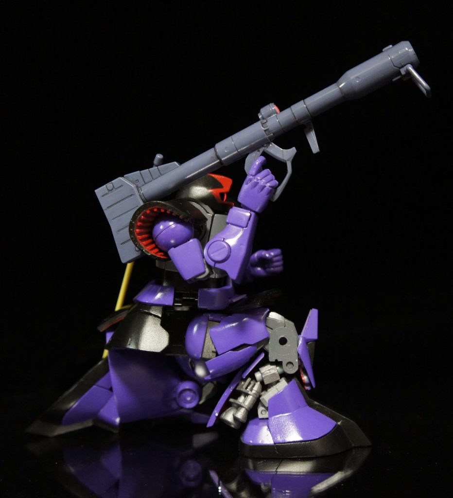 片膝立ちへのこだわりが伝わるでしょうか?写真では見えませんが、股関節は前方にスライドします。スカートが小さいため、熱核ジェットは切り貼りして収めました。