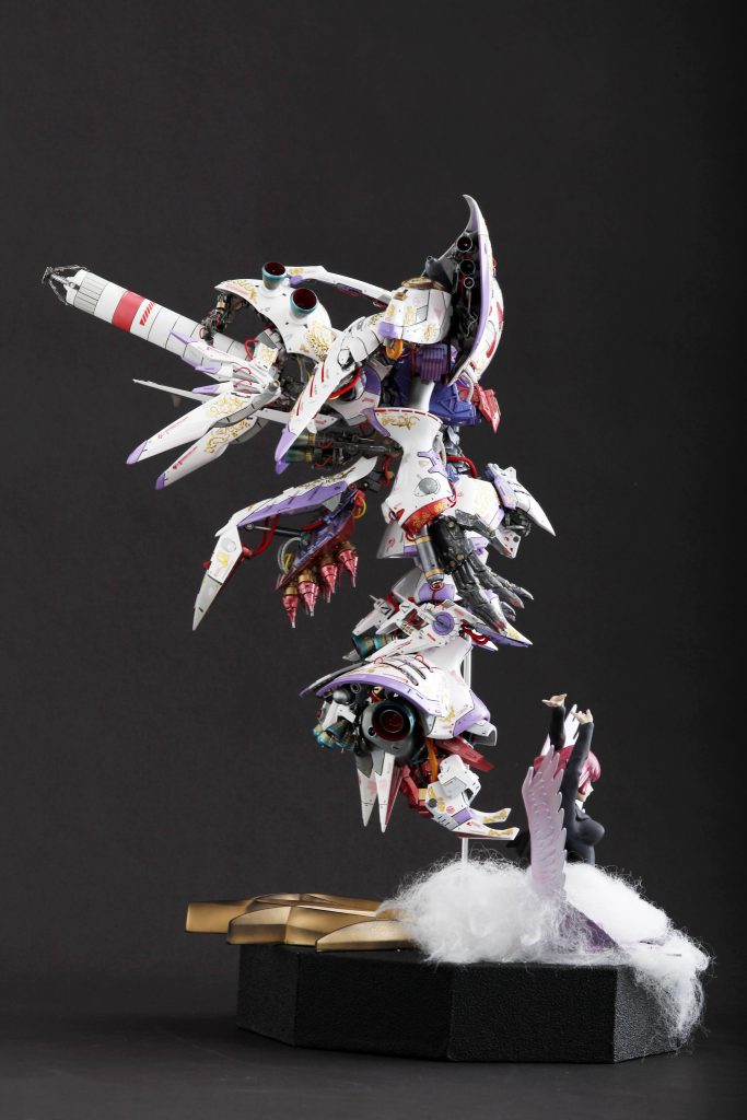 バックパックにはプロペラントタンクをはじめ、バインダーが半分になって、白鳥の羽を彷彿させる羽になっております。