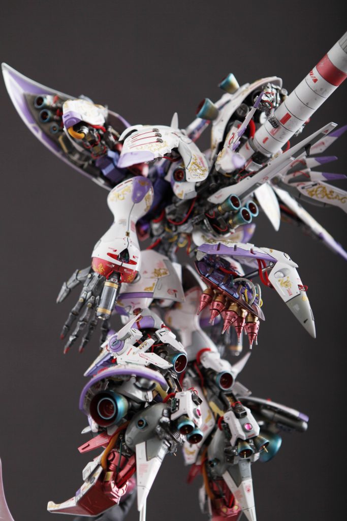 各所には高機動化のためのバーニアが何発も装備されてます。