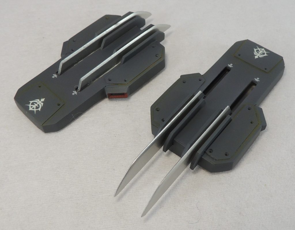 クロー・シールドは、精緻なプラ板工作により、クローの引出しとスライド収納のギミックを設定に忠実に再現。ジオン公国章のマーキングは、ラムズゴックのアイデンティティ。