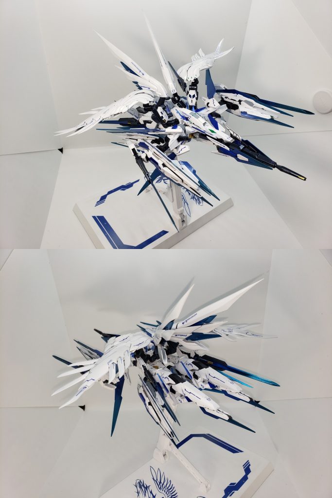 最後は載せ忘れてた高速飛行形態でしめましょう。  ADF/AGE-02V3ではあまりに保持力が無さすぎたので再現できませんでしたが、今回は複数の替えパーツを用いることで保持力も確保しつつちゃんと変形できるようになってます。相変わらずクソでかいですね。  今回は以上になります。 もうちょっと紹介したいところとかあるんですが、載せられる画像数が限られてるので厳しいんです＞＜ではまたほかの作品でお会いしましょう^^＜ここからは機体設定になります。読みたい方だけどうぞ＞  地球防衛軍が運用していた無人機ADF/AGE-14Fが暴走し、地球防衛軍と宇宙軍は共に被害が拡大しつつあった。その暴走を止めるために地球防衛軍と既に降伏していた宇宙軍は残存戦力をあつめ、無人機撃墜のために攻撃を仕掛けた。ADF/AGE-14Fに損害を与え、F型武装換装ユニットの切り離し/破壊に成功しするも、地球防衛軍と宇宙軍も多くの機体が撃ち落とされ、最も大きな戦力となっていたADF/AGE-02V3ヴァルキリーが大破してしまった。その戦闘の後無人機は戦域を離脱した。  地球防衛軍と宇宙軍は共に無人機を撃ち落とすための策を練るが、どれもすぐに揃えられる有効な策はなかった。そこで最長でも2ヶ月で最大限武装を揃え、再度ADF/AGE-14に攻撃を仕掛けることを決定した。幸いヴァルキリーのパイロットは生きていたが下半身を大きく損傷していたため、もはや乗るのは不可能だった。そこで彼女は自身をヴァルキリー修復ついでに組み込むよう技術士に頼んだ。非人道的な行為であることから技術士達からは反対されたが、彼女の確固たる意思と、一刻の猶予もないこの状況だったため彼女の意志通りに組み込むことが決定した。ヴァルキリーは2ヶ月で直せるような状態ではなかったし、そのまま修復しても撃墜されるだろうと予想されていた。そこでADF/AGE-14を追跡し辿り着いた無人機生産工場を制圧した際に、押収した格闘戦に特化したC型武装換装ユニットを取り付けることで修復期間を縮めた。さらに宇宙軍が開発中の翼を模したスタビライザーおよび推進ユニットも取り付けることで、理論上無人機と大差ない機動性を発揮出来るレベルまで改修可能になった。機体の腕部や脚部は余剰パーツや、同じADF/AGE-02系列の機体からとることで最優先で修復が進められた。大幅な改修を終えたヴァルキリー。機体に直接人間を組み込むという前代未聞の事例。しかしそれによってこれ以上ないほど完璧な性能に仕上がった。圧倒的な機動性を発揮できる換装ユニットから継いだシールドと天使の翼。超高Gに耐えれるように武装換装ユニットから継いだ関節や1部駆動系。そしてあらゆる状況で戦える多数の攻守一体のビットと兵装。技術士はテスト飛行した瞬間に自然と