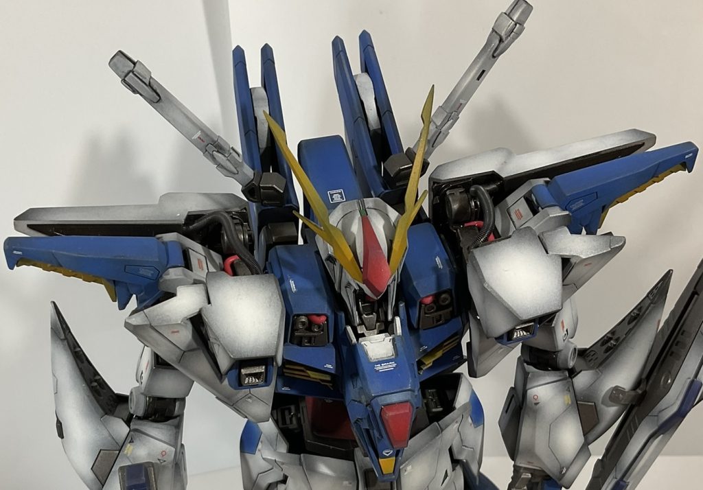 肩アーマー内部はパイプ類でデティールアップしたんですが、上からのぞかないと見えない・・・ビームサーベルの取付位置も、背部スラスターに変更しました。