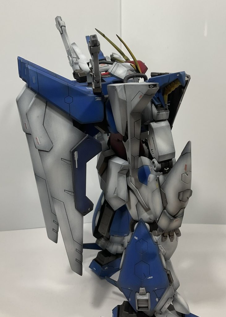 背部スラスターは基部を上下逆にしてますで、そこにサーベルを移設。