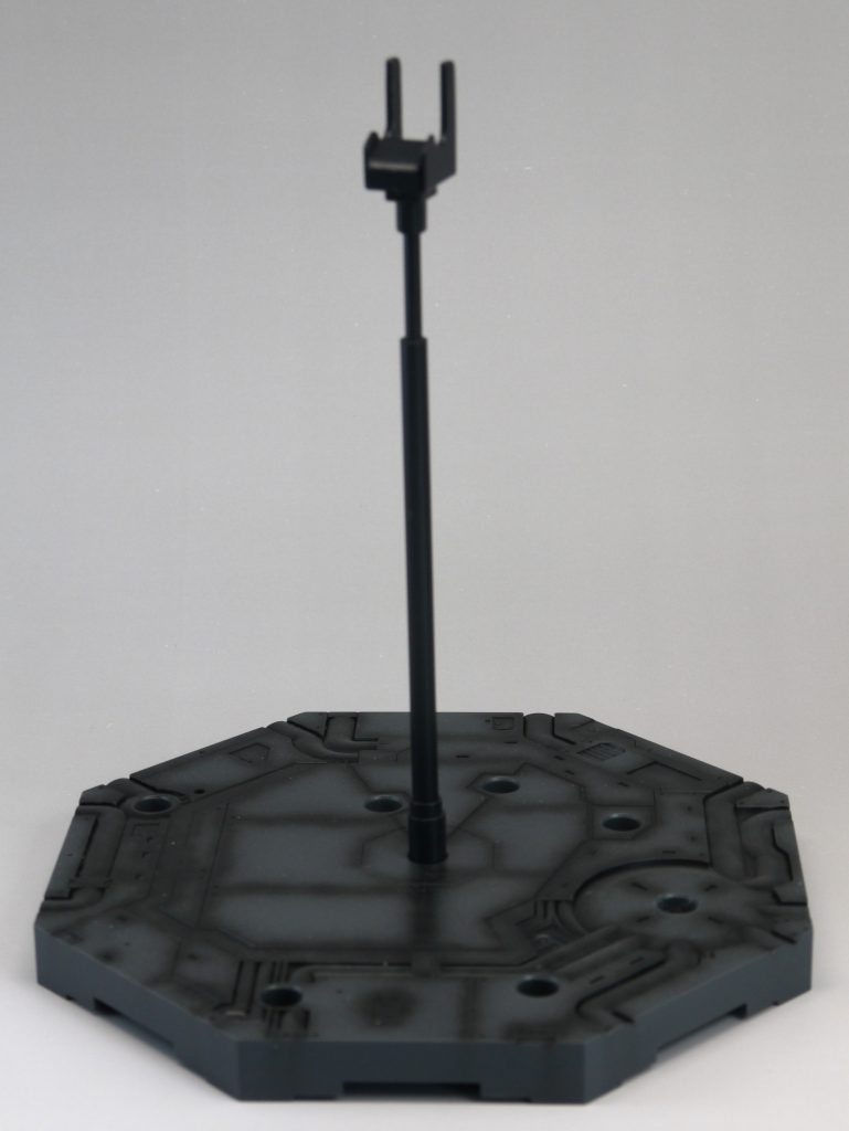 アクションベースはパネルラインに沿ってシャドーを吹き、スミ入れ後にツヤ消しトップコートをしてあります。固定式と可動式の支柱はダークグレーで塗装後、ツヤ消しトップコートを吹いてあります。