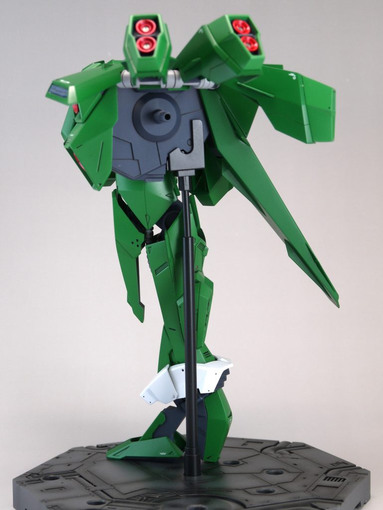 元キットは関節がグニャグニャなので、安定して飾ることが出来るようにアクションベースに支柱を追加しました。（シールドを持たせなければ、頑張れば自立します）支柱と本体との接続はマグネットなので 、空中に浮かせることは厳しいです。シールドを持たせた際は、キット付属の可動式アームで支えてください。