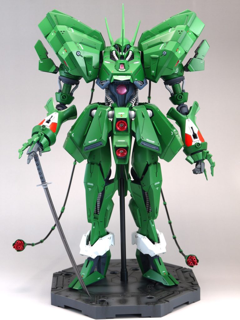 緑色は濃淡2色を使っていますが、あまり差が無いように調色しました。ところどころヤクトミラージュを意識した配色にしてあります。胸と腹のクリアパーツは裏からシルバーを塗っています。もう少しカーキっぽくした方がよかったかなーとか、ヒザは白くした方がよかったかなーなどと思っています。