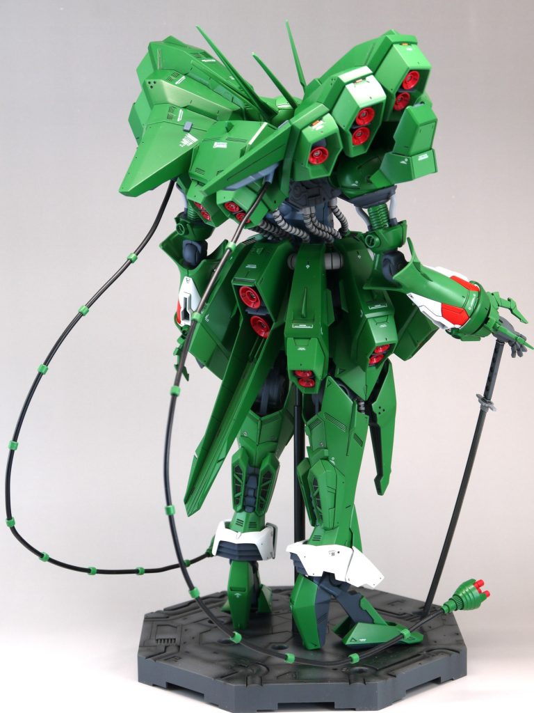 有線ビーム砲のワイヤーは形を変えられますが、付け根を押さえた状態で調整してください。そうしないと、取付部が破損する可能性があります。また、中間のパイプは接着していないので、お好みの場所に調整してください。