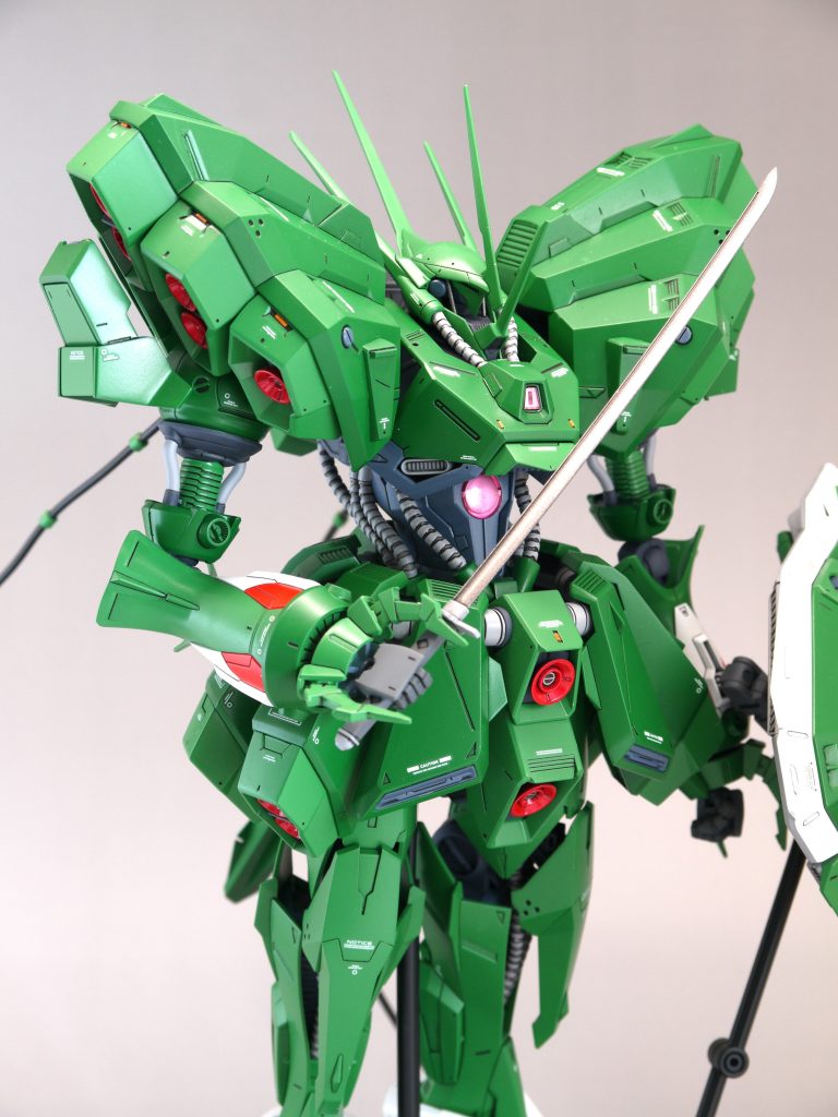 握り手もあるので、太刀を持つことも可能です。平手にはマグネットを仕込んでおり、太刀後端の鉄棒とくっつくので、安定して杖をついた状態にできます。