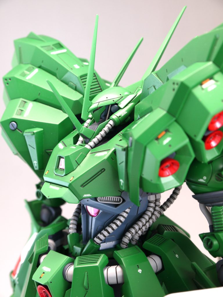 眼球として左側だけにラピーテープを貼っているので、一応モノアイです。写真ではちょっとだけ光って見えます。頭のパーツ構成は変えていないので、パッと見はただのハンマ・ハンマ…、には見えないですかね。