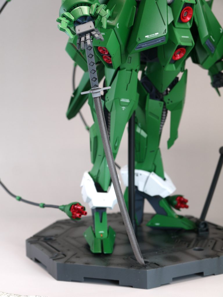 ■サーベル コトブキヤの日本刀を加工。 ツバを拡大。■シールド 上下を反転。 フックを廃止して外形延長。 紋章を削除してデカールで装飾。