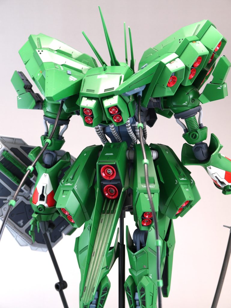 スカートや肩の裏はつくり込んでいないので、のぞかないようにしてあげてください。スジ彫りは、頭・肩・胸・スカート・ヒザに少し追加しました。既存モールドの彫り直しは、ほぼ全身で行なっています。