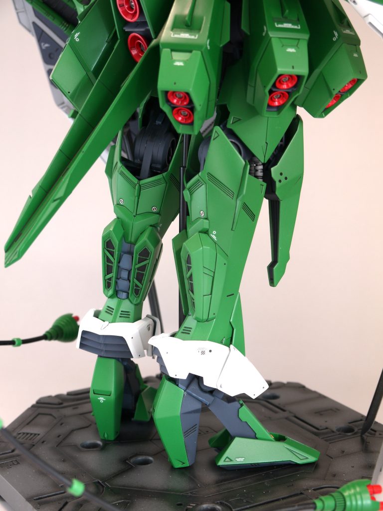 ■脚 ヒザ裏の装甲を廃止。 アンクルガードを短く形状変更。 かかとをハイヒール化。 足の甲に装甲を追加。