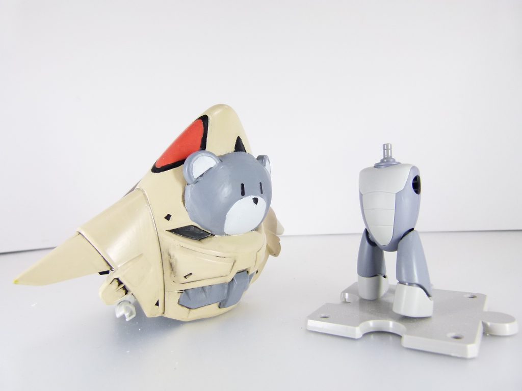 分解するとこのように。頭部は前半分だけ切って貼り付け。スタンドはキットのものを使用。