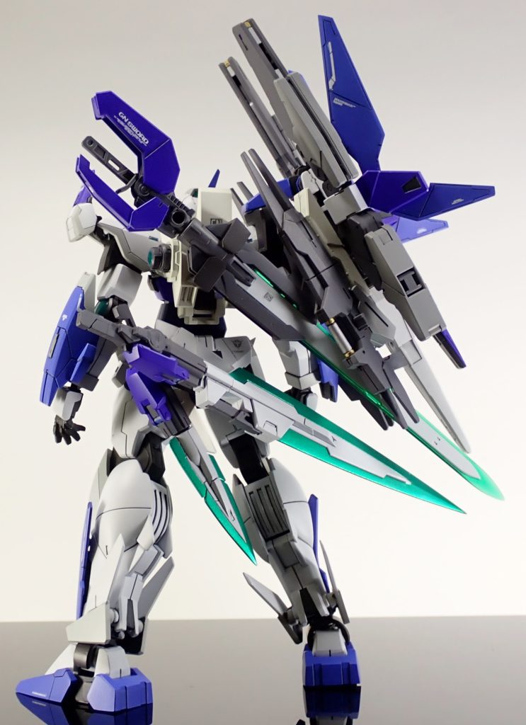 背中にあるGNHW用の3mm穴を利用してGNソードⅤをマウントできるパーツを製作しました。