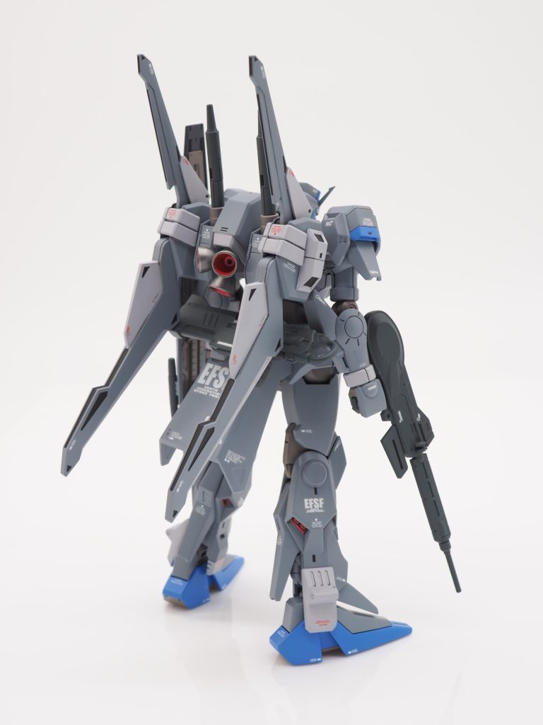 キットの赤い部分は全体にちりばめられていてうるさく感じられたので、一部を青に変更するにとどめ、他は本体色カラーに近い白色にしてみました。