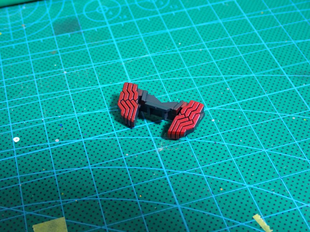 メタリックシルバーとレッドで調色しています。