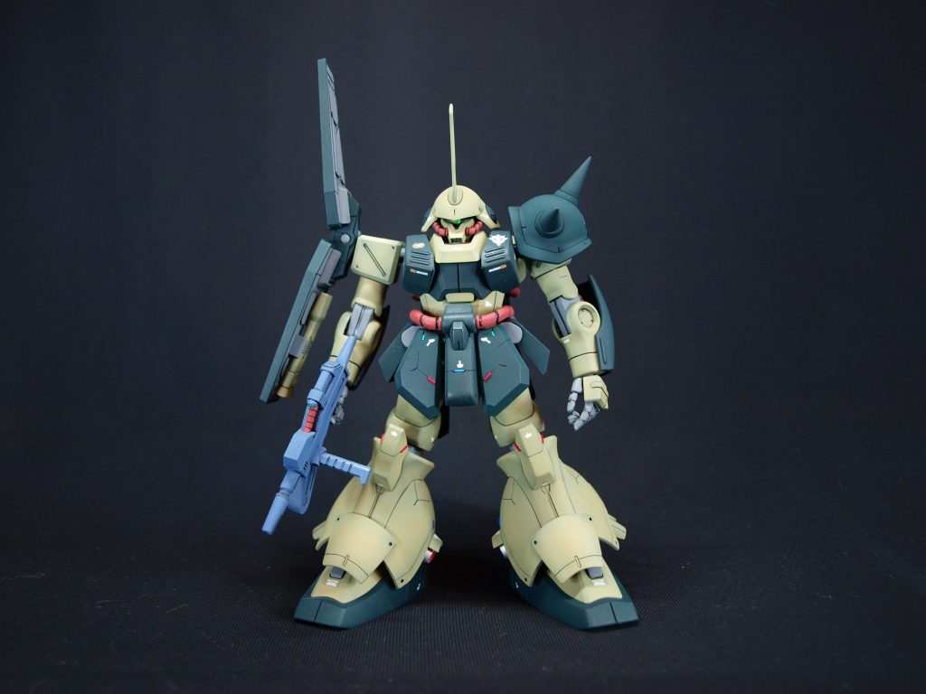 ディテールアップ①モノアイをHIQパーツとアイズに変更②アンテナシャープ化③スパイク合わせ目消し&スパイクシャープ化④シールド裏に裏打ちプラバン貼り付け⑤バックパック、ビームライフルのセンサー部に3Dシール⑥腰部前の装甲にプラバン貼り付け角張った形状に変更⑦脚部に筋彫りとピンバイスで穴開け⑧太ももの側面、ふくらはぎにマイナスモールド追加⑨各部筋彫りとレッド、ブルーポイント追加