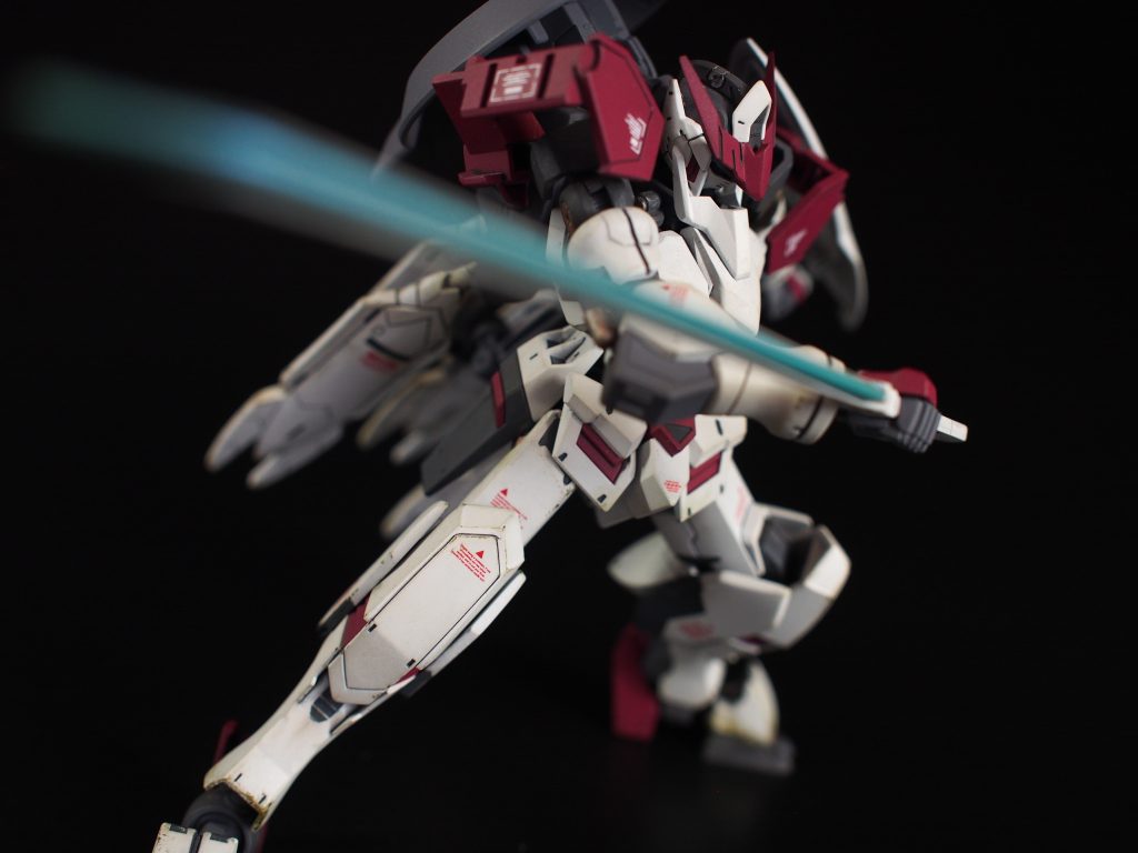 背中の三度笠はある程度左右に振れるので、ポーズ付けたときに邪魔にならないように動かせます。カタナは逆手持ち。