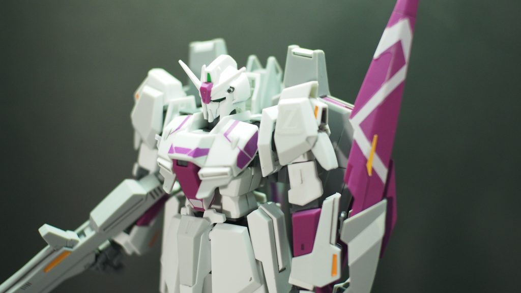 顔にピントを合わせて、周囲がボケるように。