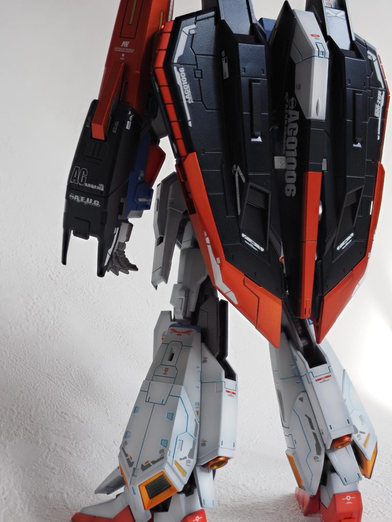 フライングアーマーはプリズムブルーブラック+半艶仕上げでいい色です。またここの赤は本体赤とは別でクリアルージュを重ねて仕上げ。(盾、バーニア類も。)