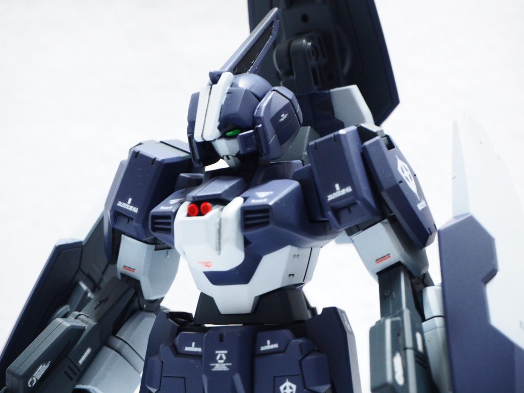 頭はバイザー外してチンガード？を削りジャンクパーツでイジイジしました。