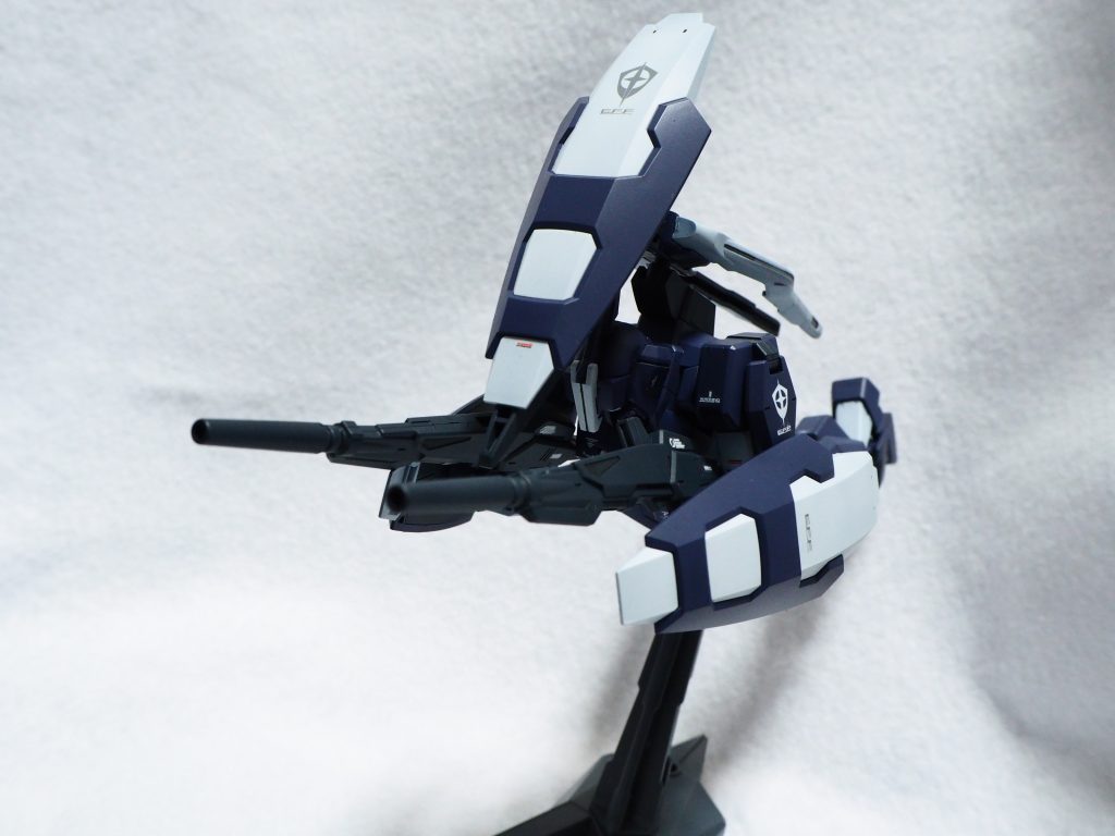 シールドとライフル全面に構え高速巡航体勢。最初シドニアの3機掌位を一人でやれると最強！で始めた改造ですが、途中経過を見せた友人にヘイズルと言われハッとなりました。カラーリングの方向性もここで決まった感じ。