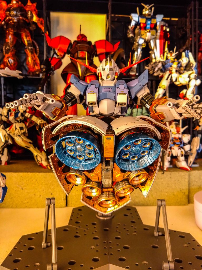 RGジオングといえばやはりスカート内のおびただしい数のバニア類ですよね。RG出るまでジオングが格好いいと思ったことなかったのに。この稼働範囲から生まれるポージングはたまらないものがありますね。