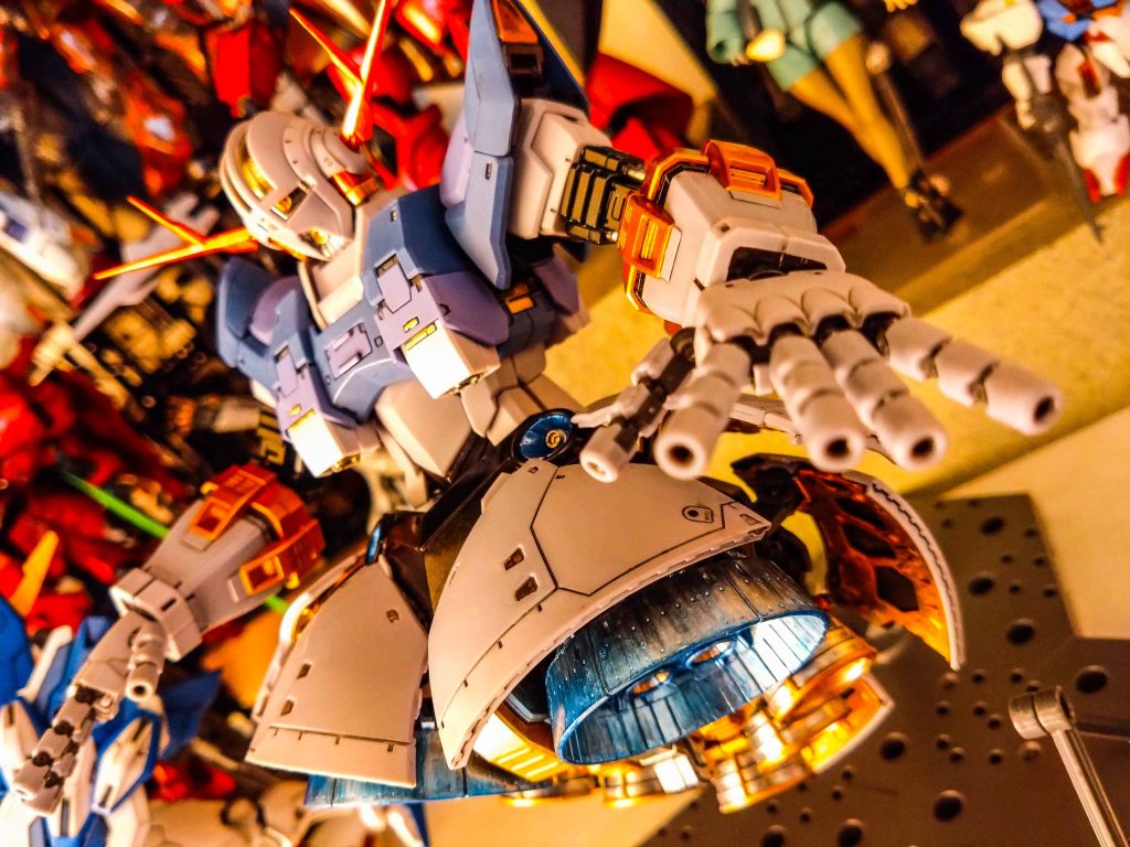 グレーと青い部分は未塗装ですが筆塗りでつや消しにしてます。アーマーの裏は黒鉄ですがシルバーのほうが良かったと思いまたバラすかも