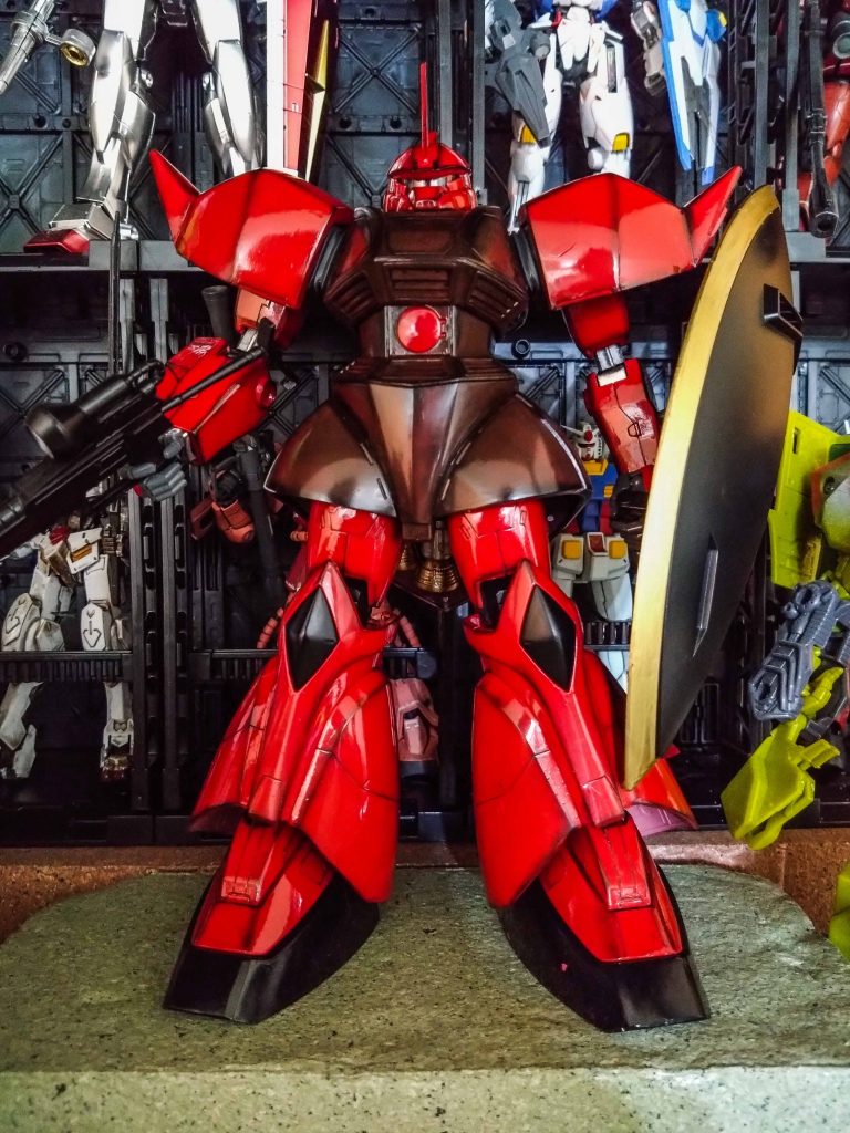 少しだけスジボリしてますが旧MGはスッキリした印象がポイントと感じましたので途中で止めて足は前腕だけにとどめました。