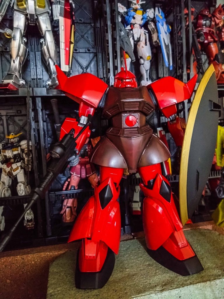 このままでもキレイで良いかなと思ったのですがシールドのつや消しの重厚感に機体自体が負けてる印象がありましたので濃いめにパステル塗りつけて仕上げました。今回も最後まで見てくださりありがとうございます。制作の励みになります。