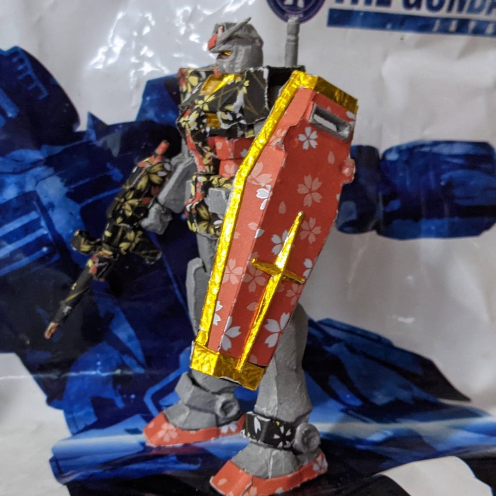 シールドの縁は金色の折り紙を使い節句人形のような豪華さを演出