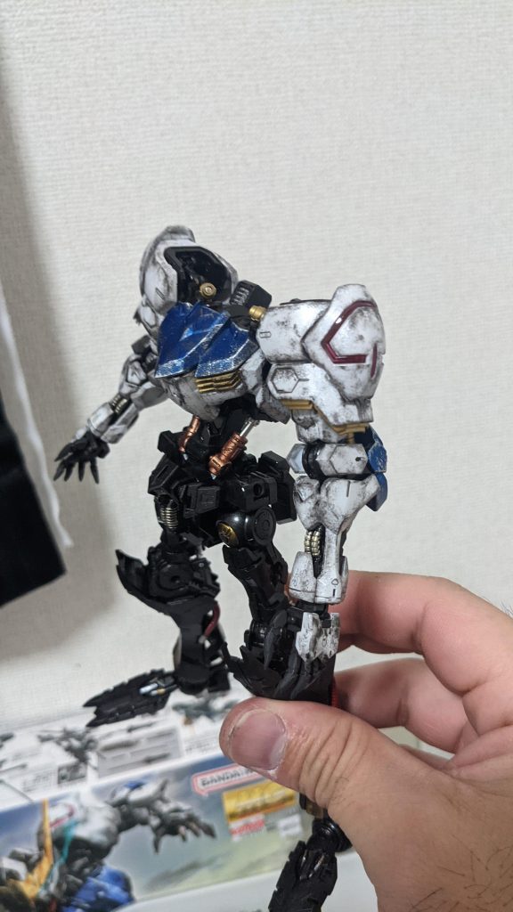 外板はメタリックブルー、ホワイトパールで筆塗り塗装を施し、素人ながら重厚感が出るようにしたつもりです…