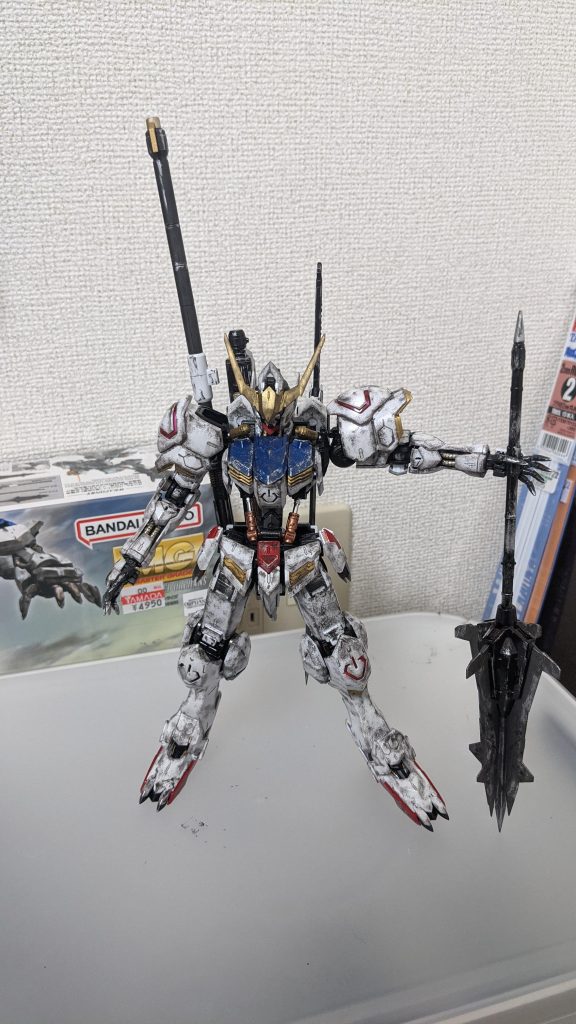 この頃のバルバトスはあまり大きな損害はなかった様な気がするので、乱戦の汚れは意識しつつも、あまり損害をさせないように造りました。