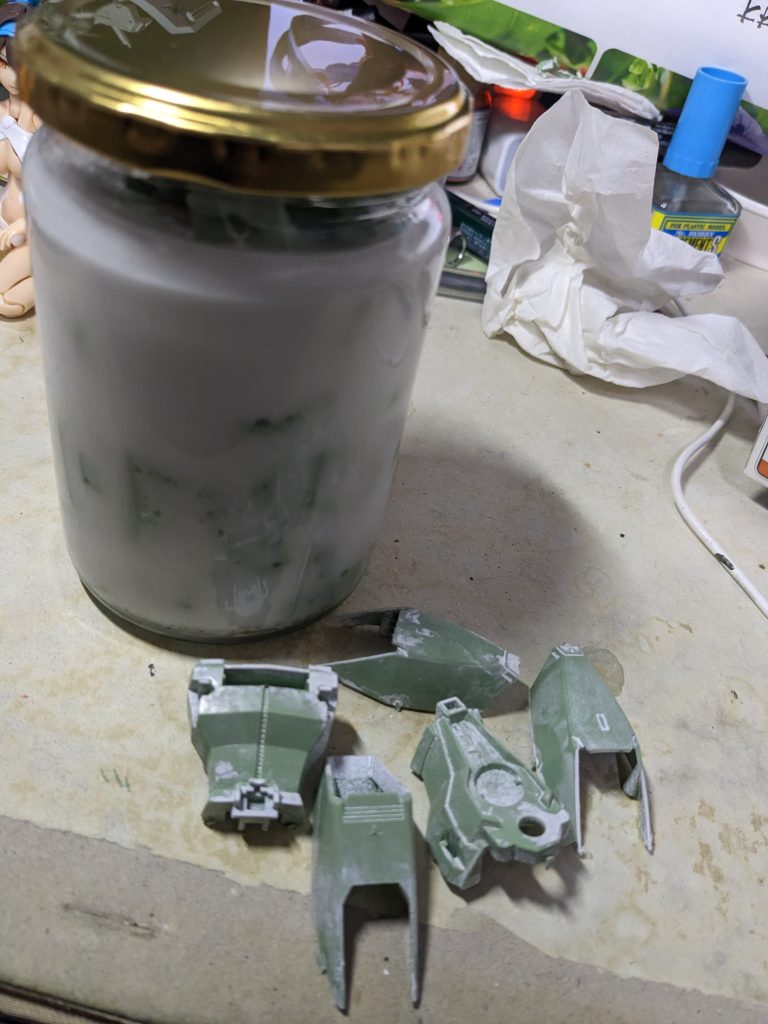 当初白にしようとしてましたが、吹きをミスしまして。おまけにパーツも半溶けで、エッジがダルくなるという事態に。写真は瓶詰めドボンしている様子。320-400番で研ぎ出してどうにか復帰させました。