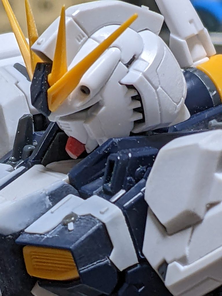 顔の頬が、普通のガンダムっぽかったので、ちょと下に伸ばしました。