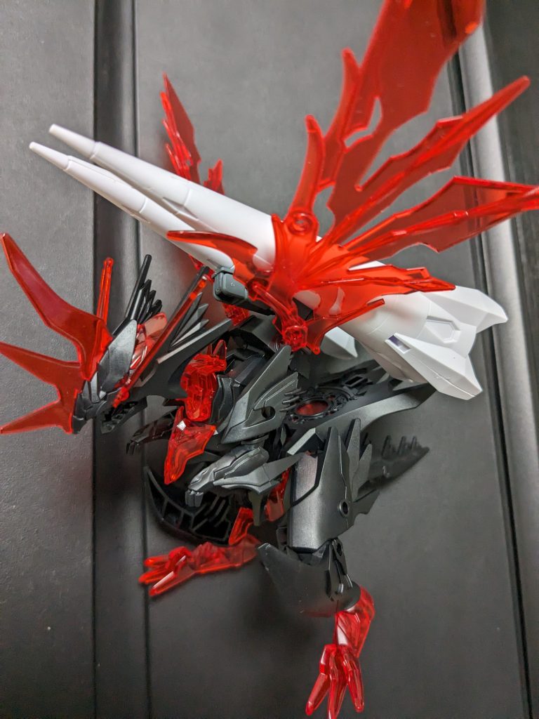 ※写真は背中以外ほぼ素組み&無改造無塗装の状態の物です。初めてのこと、あまり経験がないことを前にすると、失敗を恐れるあまり尻込みしてしまうのが私です。実際、槍はエアブラシ等で塗る予定でしたが、塗る順番を間違えたために、槍の大部分をガンダムマーカーで塗らざるを得なくなるという失敗をしてしまいました。しかしいざ手を動かしてみると、ありがたいことにとても楽しく作業できましたし、何より全体に色を乗せ切れたことがとても嬉しかったです。失敗を恐れず、とりあえずやってみること。簡単なようでものすごく難しいことですが、これからもやりたいことがあれば、どんどん挑戦していきたいと思います。