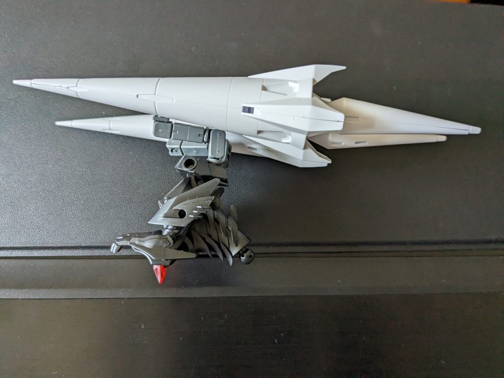 唯一大きく手を加えた背中部分。Xで公開されていた設定資料を参考に、伸縮する柄と石突き(？)を噴射炎として見立てられそうだったので、ゼルトザームアームズの槍をブースターにしました。槍と本体の背中に穴を開け、ボールデンアームアームズで接続しています。