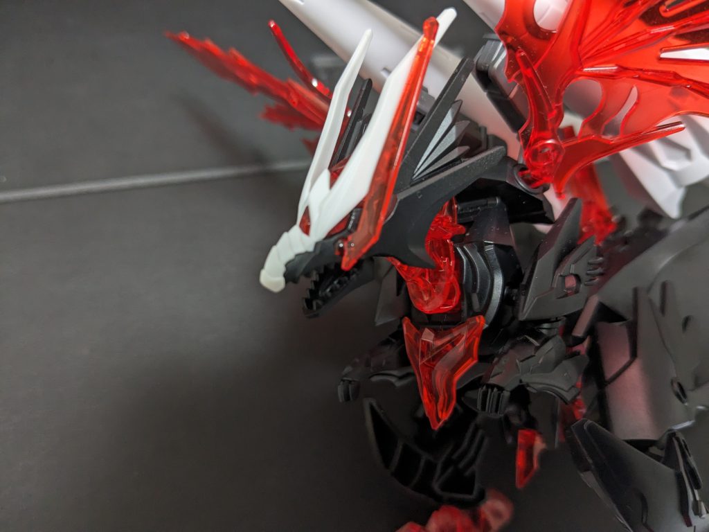 ダークグラスパーの角は前方から鶏冠状に生えていたので、頭部の装甲のみシャイングラスパーと入れ替えました。フレームが共通だったので、加工不要で気軽に組み替えられるのもありがたいですね。