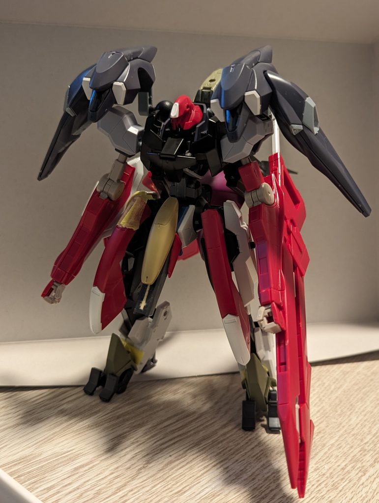 肩はジャイオーンあたりのものを使っていますアルケーガンダムのアーマーはふとももの穴に固定できるように改造しました。