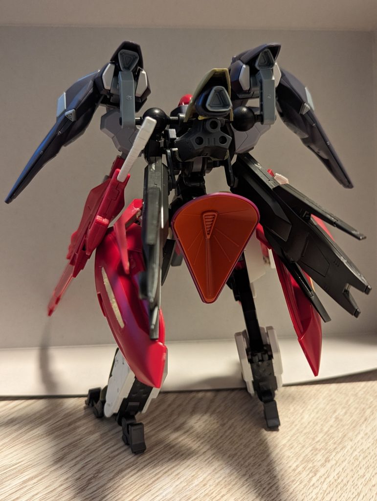 支援機は、ガンダムヴィダールのランス入れをベースにしています。背中をトゲトゲさせたかったので、機体の全体シルエット作成に貢献してくれました。