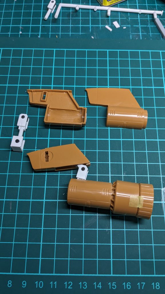 余ったポリキャップ、ランナー、100均のプラ板で可動軸を作りました。