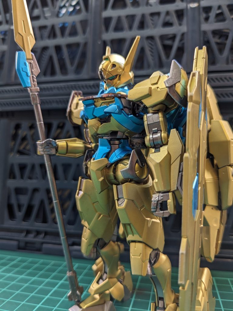 どこかの石碑に描かれていそうな立ち姿。