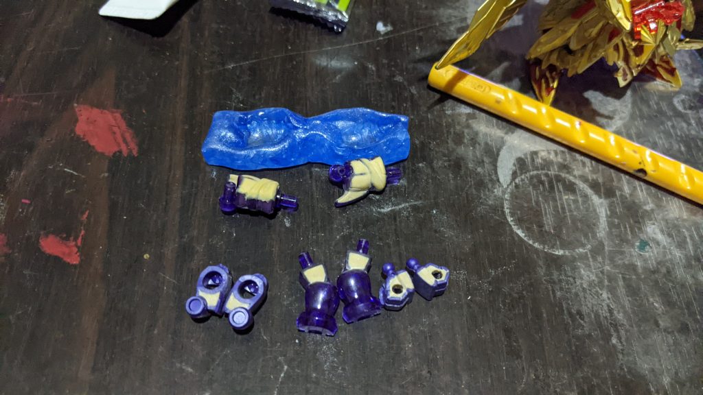 足は百均のプラスチックねんど「おゆまる」で型取りしてエポパテで肉埋めしました。