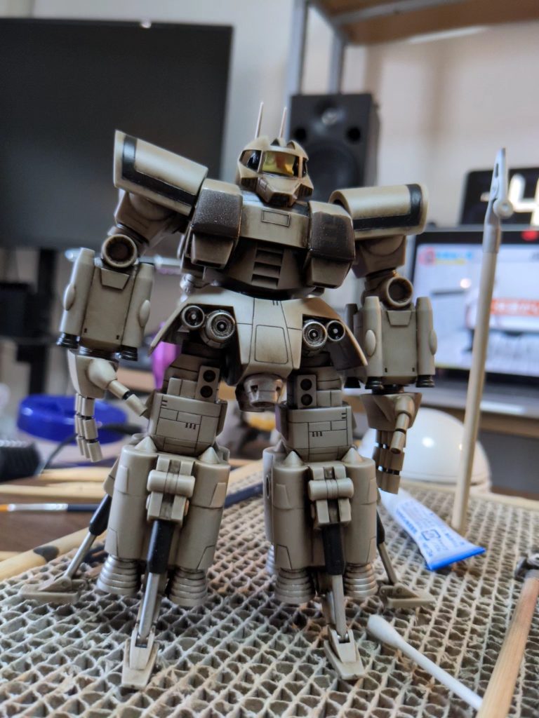 ウェザリング塗料にていっきにデザート仕様に…この後左腕を切断、ガトリングガンを取付