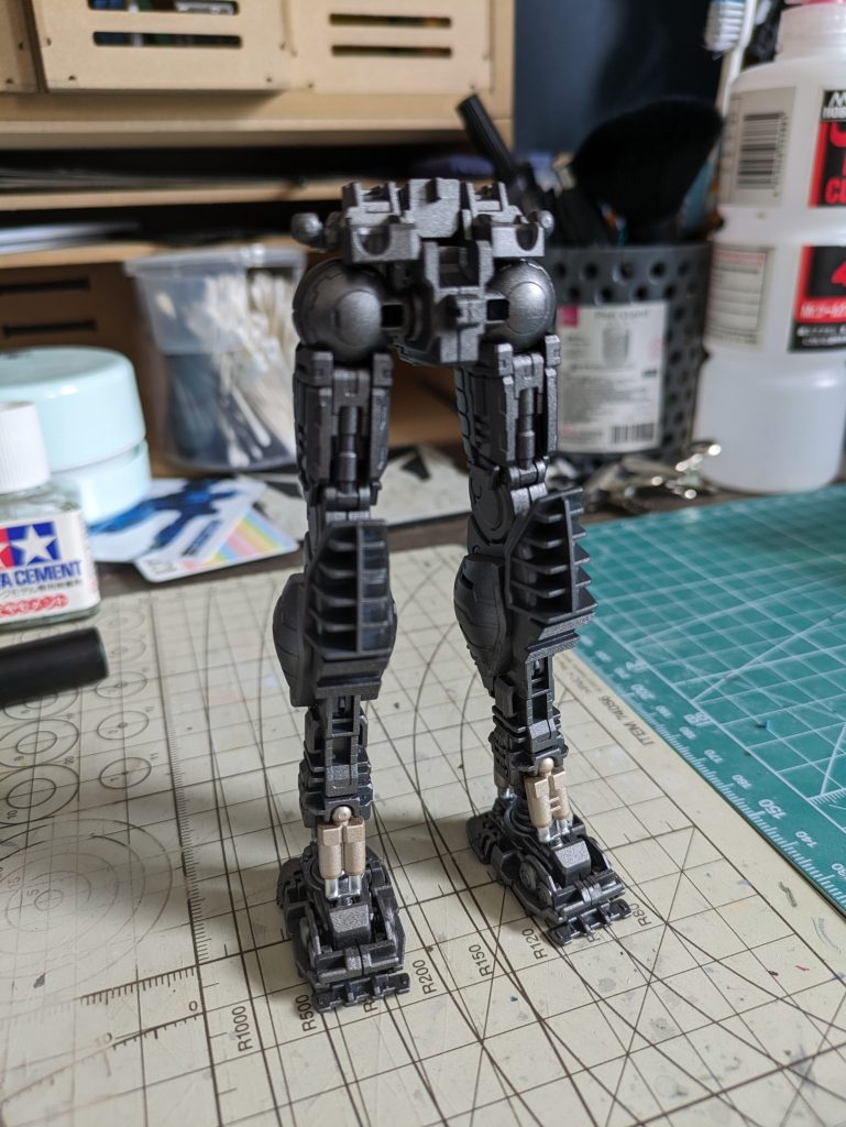 フレームに新しく購入したガイアノーツ サーフェイサーエヴォゴールドを使用してみました。チラッと見える部分にだけですが。