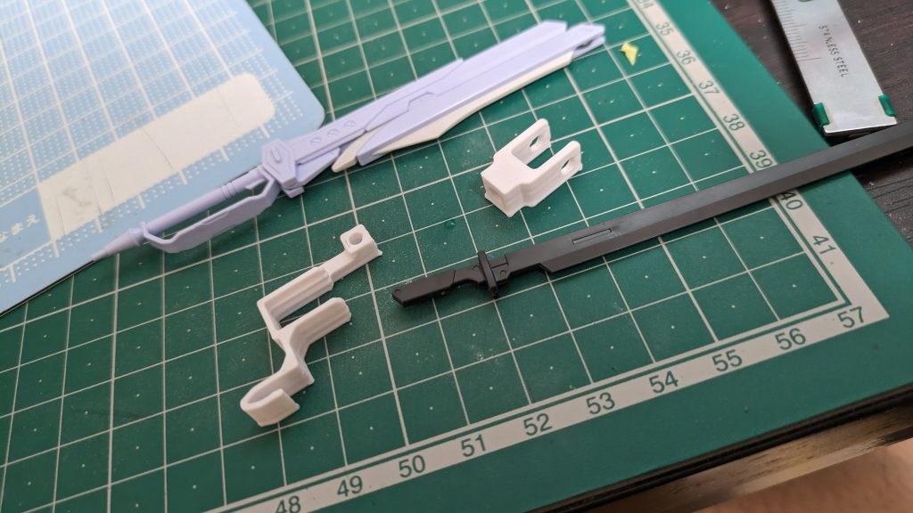 バックパックの追加腕用のブラケットとウェポンラックは3Dプリンタで作ってみました