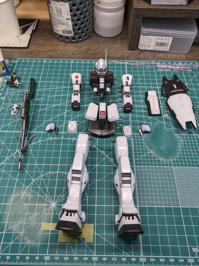 デカール貼付け中の1枚。展示では使用していないですが、スナイパーライフルも塗装しています。グリーンは調色。